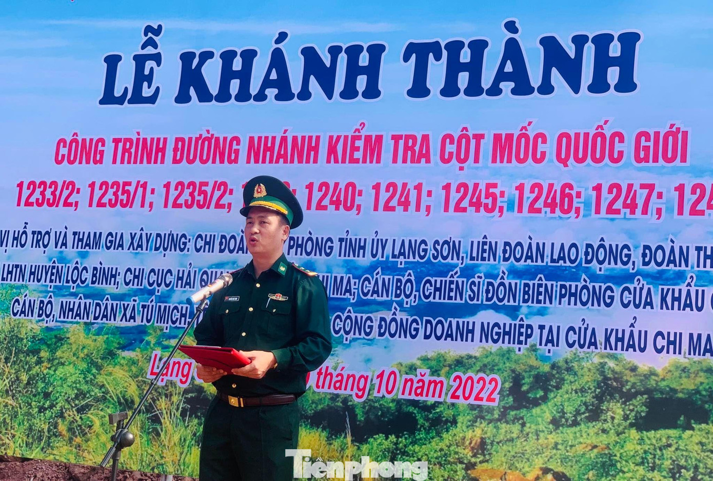 Trung tá Nguyễn Đức Bính, Đồn trưởng Đồn Biên phòng cửa khẩu Chi Ma báo cáo công trình xây dựng -Ảnh: Duy Chiến Trung tá Nguyễn Đức Bính, Đồn trưởng Đồn Biên phòng cửa khẩu Chi Ma báo cáo công trình xây dựng -Ảnh: Duy Chiến