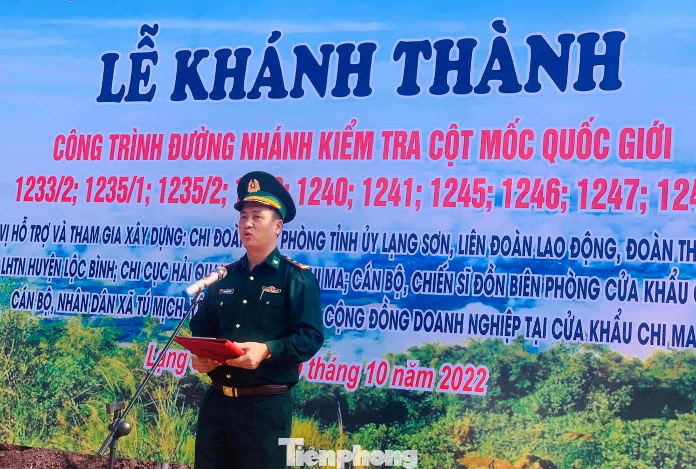 Trung tá Nguyễn Đức Bính, Đồn trưởng Đồn Biên phòng cửa khẩu Chi Ma báo cáo công trình xây dựng -Ảnh: Duy Chiến