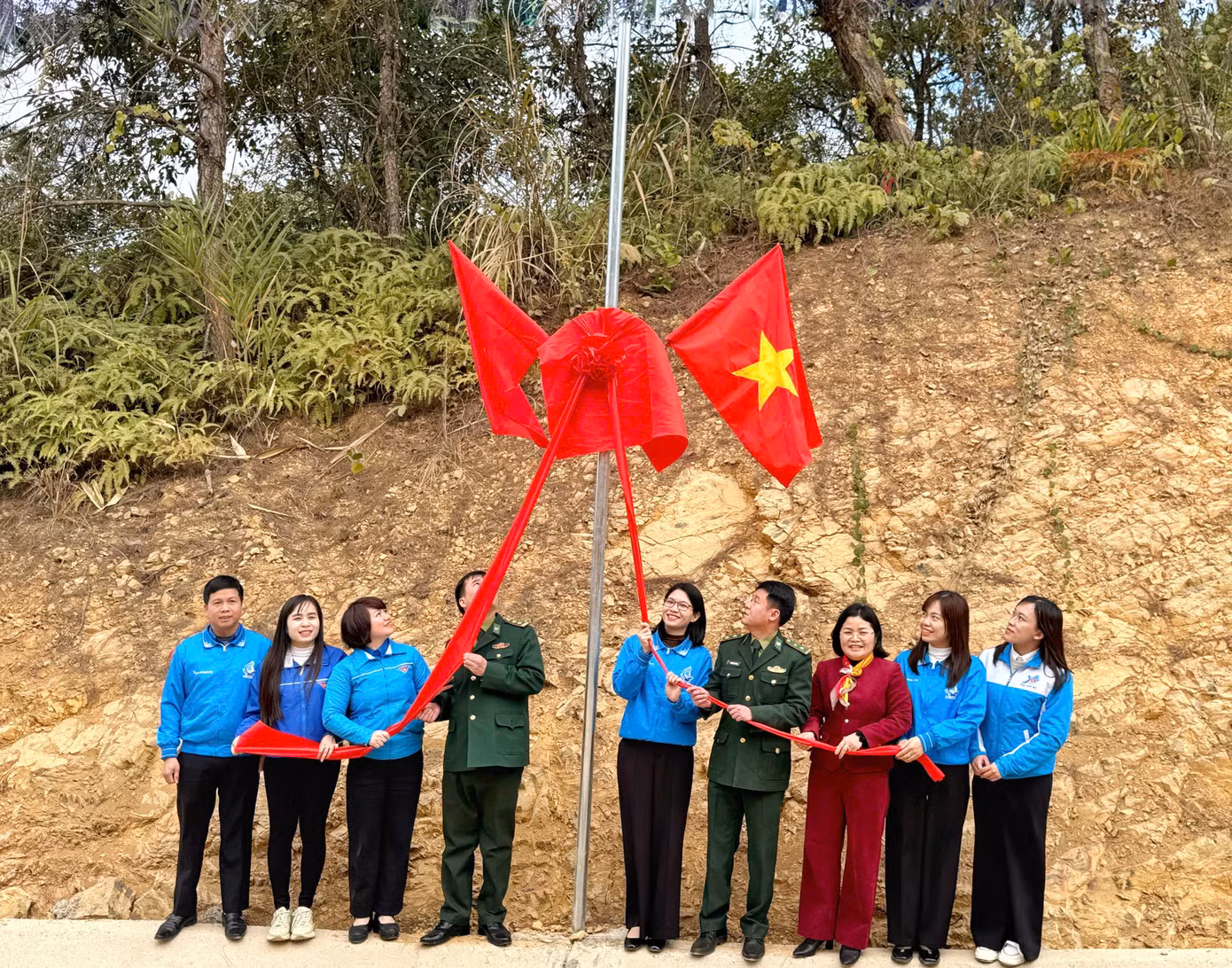 Nghi thức khánh thành công trình "Tuyến đường 26/3- Thắp sáng đường biên". Nghi thức khánh thành công trình "Tuyến đường 26/3- Thắp sáng đường biên".