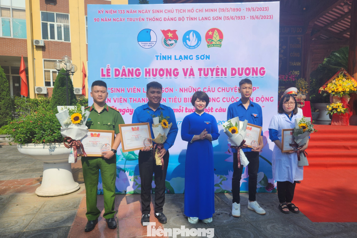 Những thanh niên tiêu biểu trong cuộc vận động "Mỗi ngày một tin tốt, mỗi tuần một câu chuyện đẹp" nhận Bằng khen của Tỉnh Đoàn - Hội LHTN Việt Nam tỉnh Lạng Sơn. Ảnh: Duy Chiến Những thanh niên tiêu biểu trong cuộc vận động "Mỗi ngày một tin tốt, mỗi tuần một câu chuyện đẹp" nhận Bằng khen của Tỉnh Đoàn - Hội LHTN Việt Nam tỉnh Lạng Sơn. Ảnh: Duy Chiến