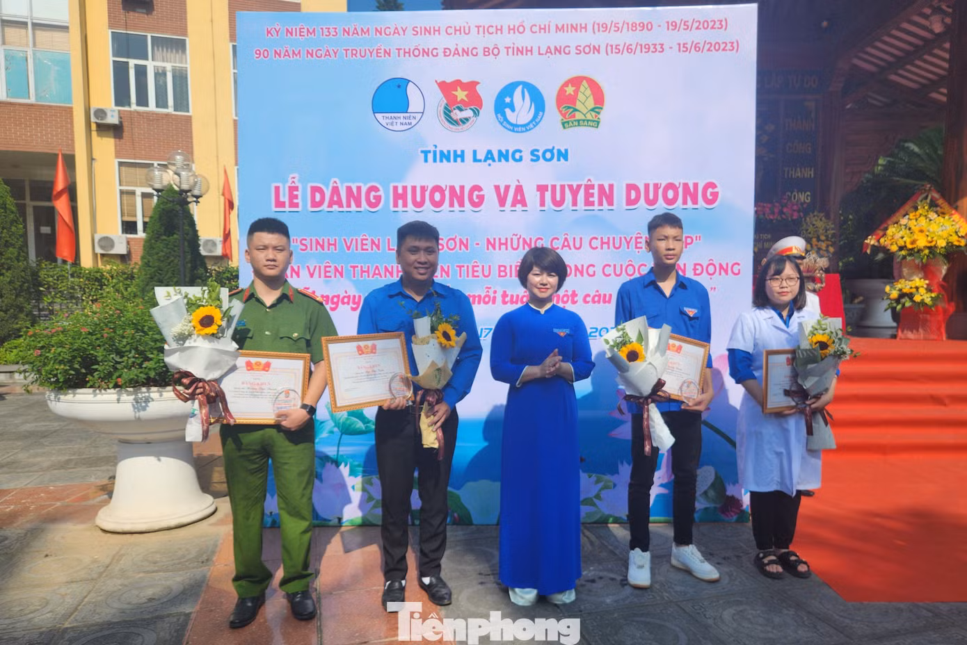 Những thanh niên tiêu biểu trong cuộc vận động "Mỗi ngày một tin tốt, mỗi tuần một câu chuyện đẹp" nhận Bằng khen của Tỉnh Đoàn - Hội LHTN Việt Nam tỉnh Lạng Sơn. Ảnh: Duy Chiến