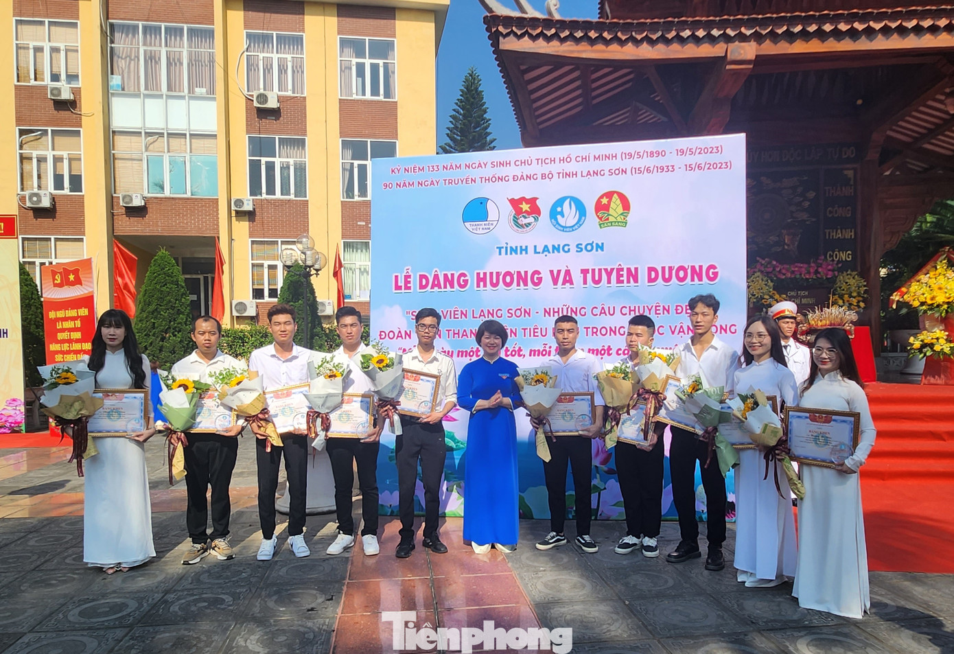 10 sinh viên xuất sắc trong cuộc vận động "Sinh viên Lạng Sơn- những câu chuyện đẹp" được tôn vinh. Ảnh: Duy Chiến 10 sinh viên xuất sắc trong cuộc vận động "Sinh viên Lạng Sơn- những câu chuyện đẹp" được tôn vinh. Ảnh: Duy Chiến