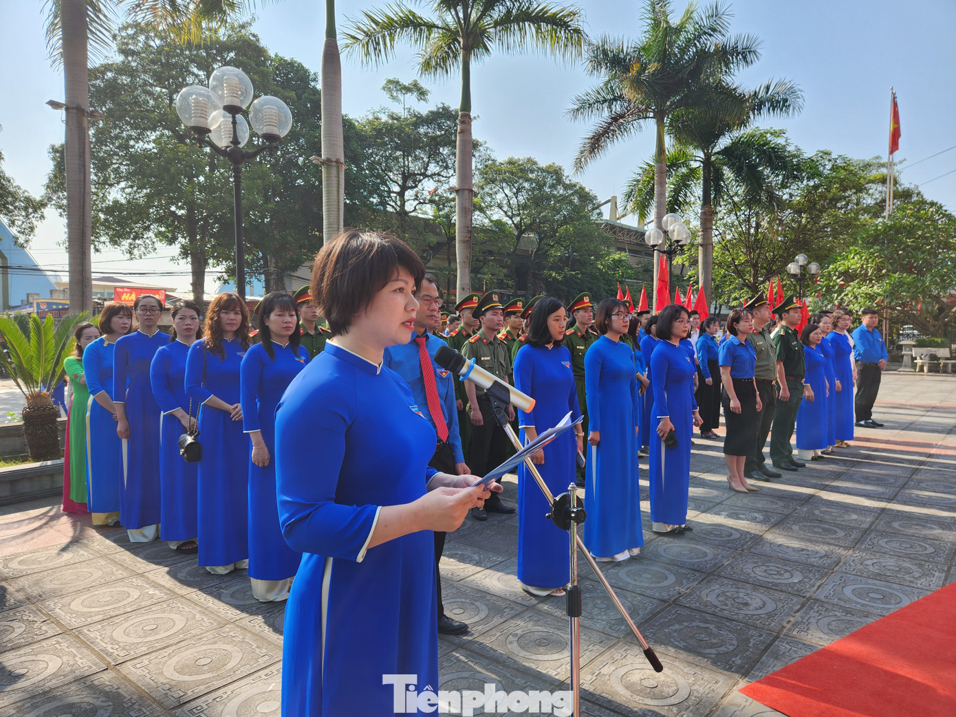 Chị Lê Thùy Dung, Phó Bí thư Tỉnh Đoàn thay mặt tuổi trẻ các dân tộc tỉnh Lạng Sơn báo công dâng Bác. Ảnh: Duy Chiến Chị Lê Thùy Dung, Phó Bí thư Tỉnh Đoàn thay mặt tuổi trẻ các dân tộc tỉnh Lạng Sơn báo công dâng Bác. Ảnh: Duy Chiến