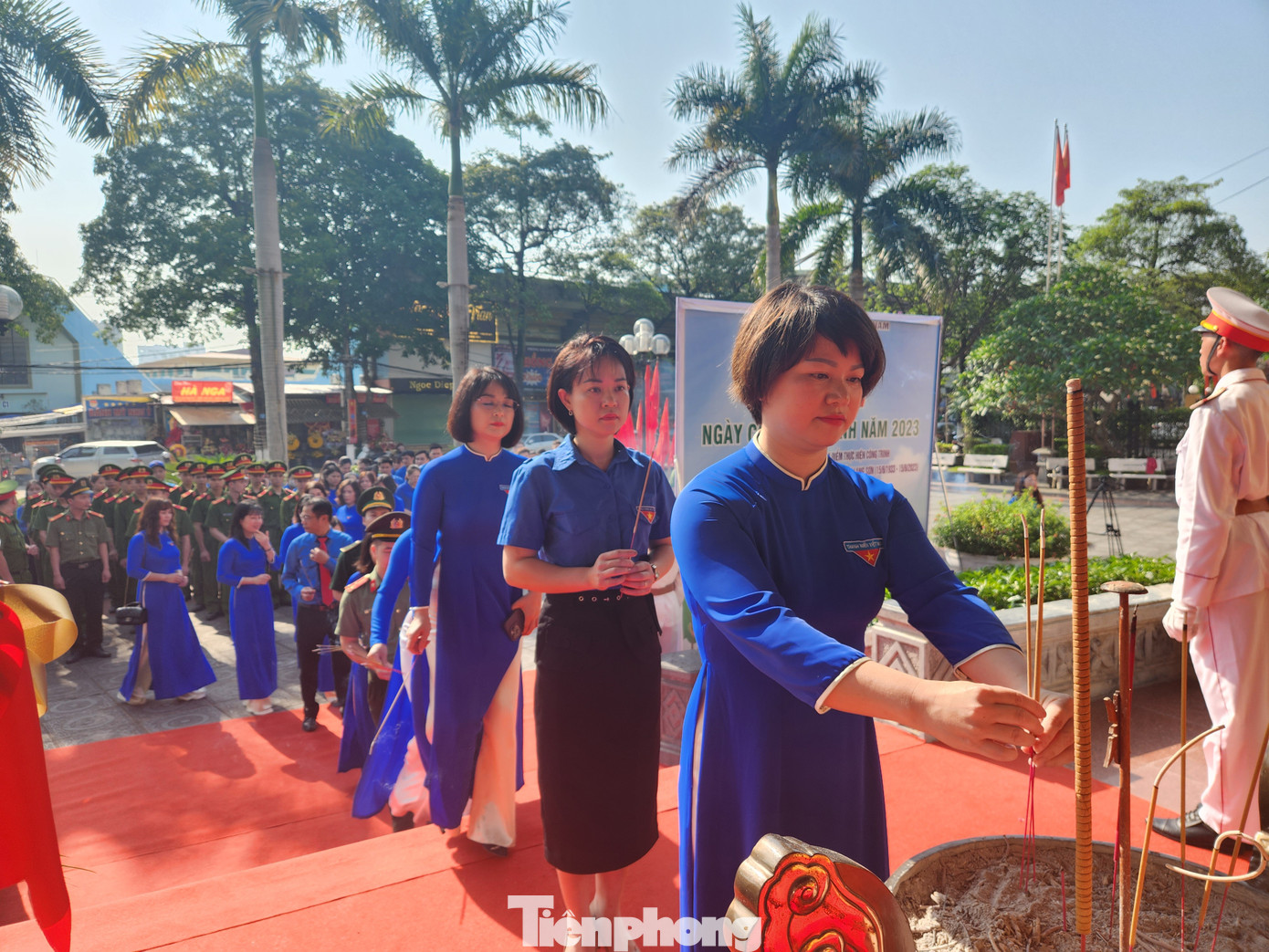 Dâng hương tưởng nhớ Bác. Ảnh: Duy Chiến Dâng hương tưởng nhớ Bác. Ảnh: Duy Chiến