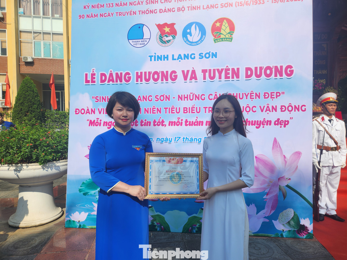 Sinh viên tiêu biểu được nhận Bằng khen của Tỉnh Đoàn Lạng Sơn. Ảnh: Duy Chiến Sinh viên tiêu biểu được nhận Bằng khen của Tỉnh Đoàn Lạng Sơn. Ảnh: Duy Chiến