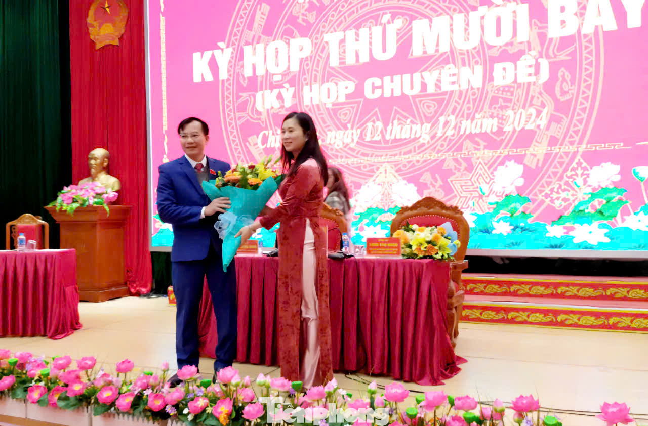 Ông Phùng Văn Nghĩa, tân Chủ tịch UBND huyện Chi Lăng nhận hoa chúc mừng của lãnh đạo huyện ủy Chi Lăng (ảnh: Duy Chiến) Ông Phùng Văn Nghĩa, tân Chủ tịch UBND huyện Chi Lăng nhận hoa chúc mừng của lãnh đạo huyện ủy Chi Lăng (ảnh: Duy Chiến)