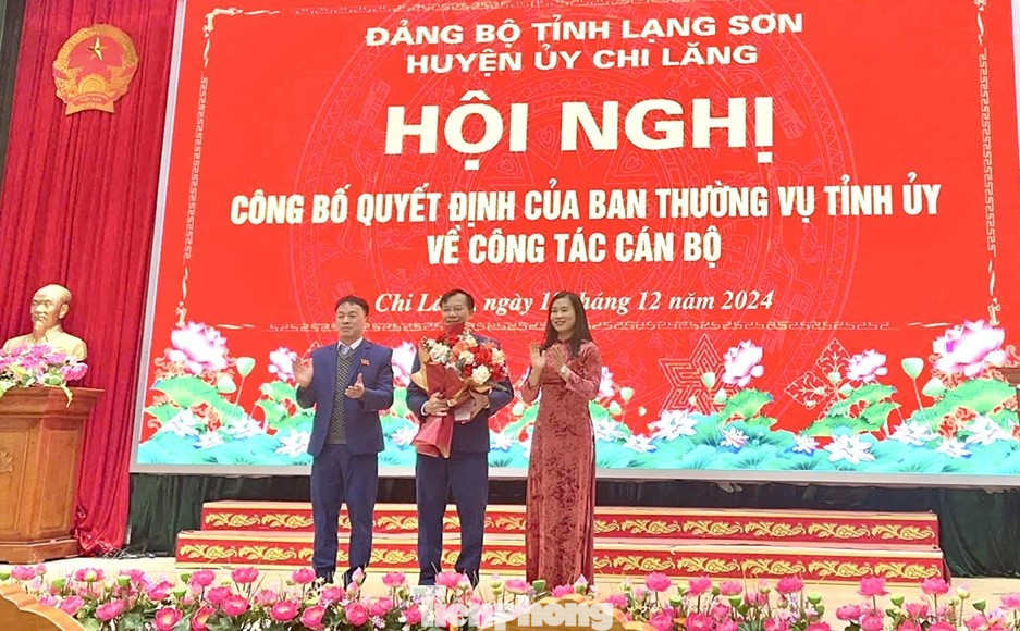 Công bố Quyết định của Ban Thường vụ Tỉnh ủy Lạng Sơn chuẩn y ông Phùng Văn Nghĩa giữ chức vụ Phó Bí thư Huyện ủy Chi Lăng. (ảnh: Duy Chiến) Công bố Quyết định của Ban Thường vụ Tỉnh ủy Lạng Sơn chuẩn y ông Phùng Văn Nghĩa giữ chức vụ Phó Bí thư Huyện ủy Chi Lăng. (ảnh: Duy Chiến)
