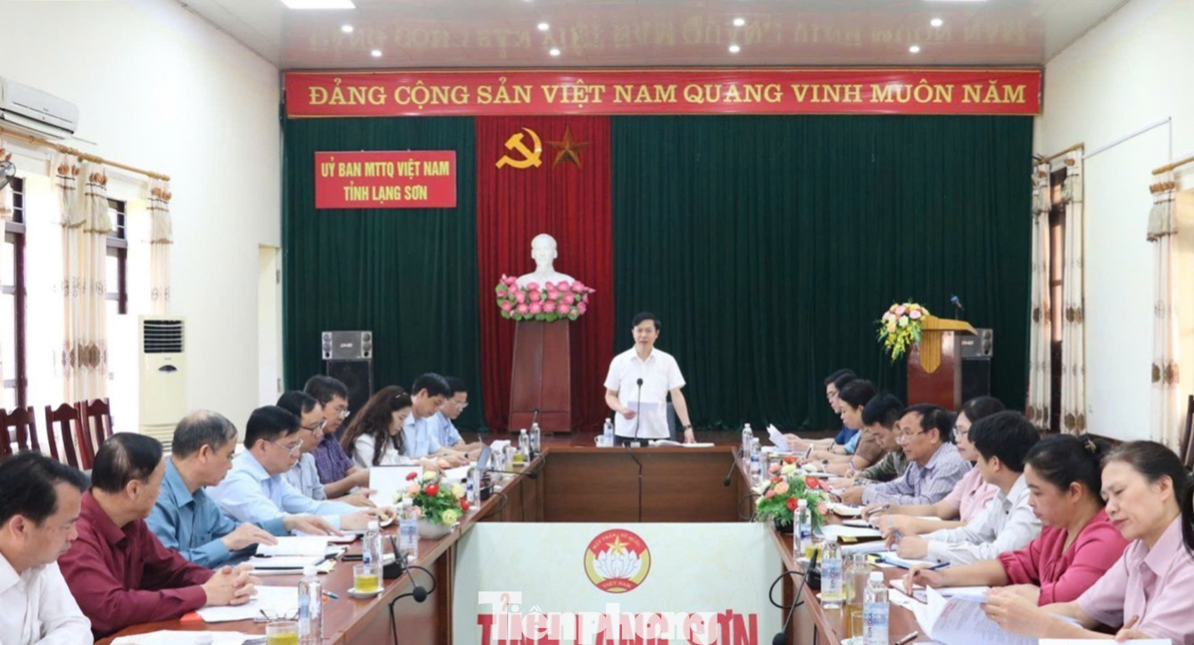 Ông Nguyễn Hoàng Tùng, Ủy viên Ban Thường vụ Tỉnh ủy, Chủ tịch Ủy ban MTTQ Việt Nam tỉnh Lạng Sơn chủ trì cuộc họp. Ảnh: H.H