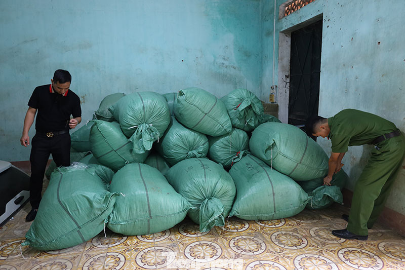 Lực lượng chức năng Lạng Sơn kiểm đếm hàng hóa tạm giữ. Ảnh: H.M Lực lượng chức năng Lạng Sơn kiểm đếm hàng hóa tạm giữ. Ảnh: H.M