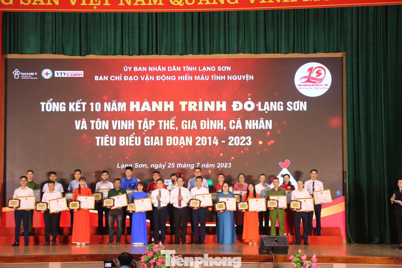 13 tập thể, 53 cá nhân xuất sắc được tôn vinh, khen thưởng trong chương trình tổng kết 10 năm "Hành trình đỏ" Lạng Sơn. Ảnh: Duy Chiến