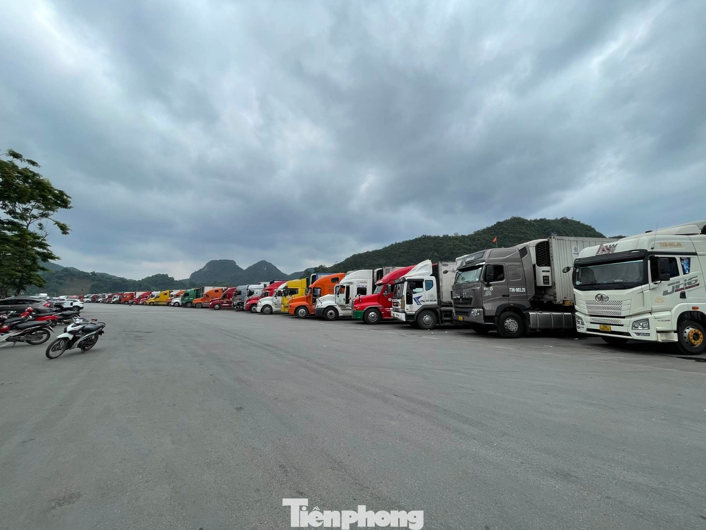 Xe chở hàng chờ xuất khẩu qua cửa khẩu Tân Thanh (ảnh chụp trưa 2/5). Ảnh: Duy Chiến