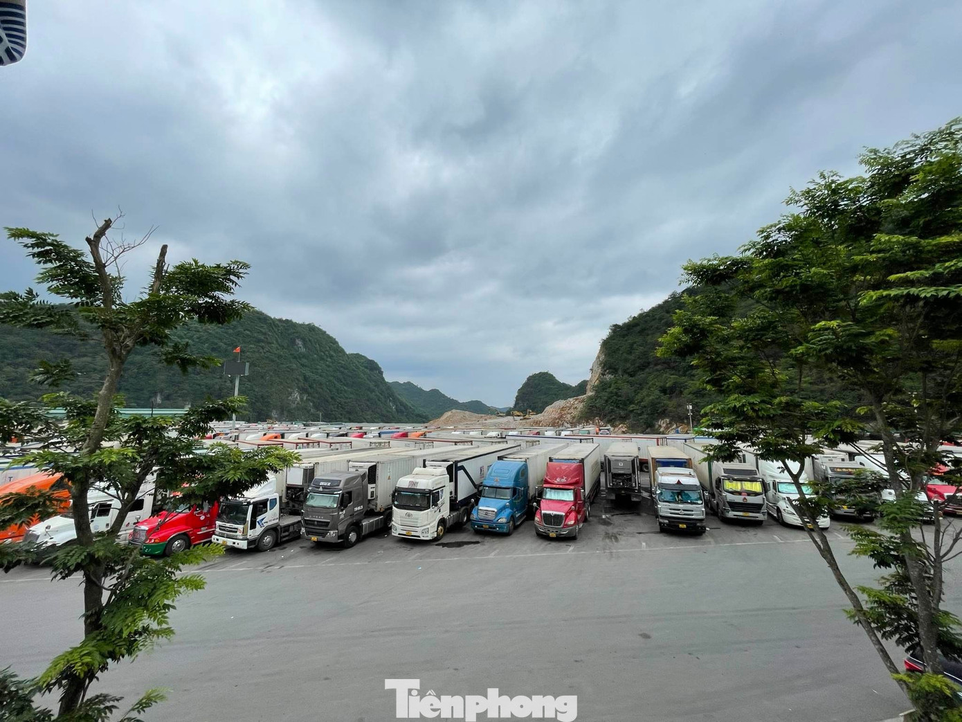 Mặc dù hàng xuất khẩu diễn ra bình thường với khoảng 150 xe/ngày nhưng hiện tại ở cửa khẩu Tân Thanh vẫn còn hàng trăm xe chờ đến lượt làm thủ tục thông quan. Ảnh: Duy Chiến