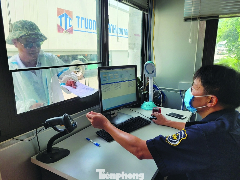 Lực lượng chức năng tỉnh Lạng Sơn bố trí người, phương tiện làm việc trong tất cả các ngày. Ảnh: H.N