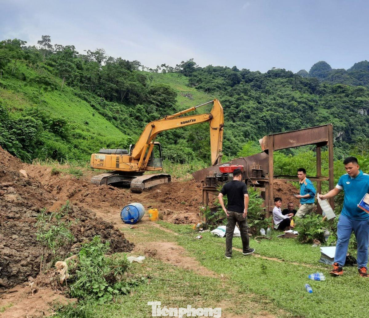Lực lượng chức năng tiến hành điều tra vụ khai thác vàng trái phép -Ảnh: CB