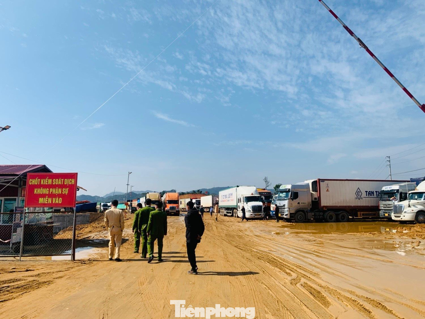 Các lực lượng làm nhiệm vụ ở Khu trung chuyển hàng hóa Lạng Sơn đã có những đối tượng lợi dụng chức vụ để làm trái pháp luật, sa vào vòng lao lý -Ảnh: Duy Chiến Các lực lượng làm nhiệm vụ ở Khu trung chuyển hàng hóa Lạng Sơn đã có những đối tượng lợi dụng chức vụ để làm trái pháp luật, sa vào vòng lao lý -Ảnh: Duy Chiến