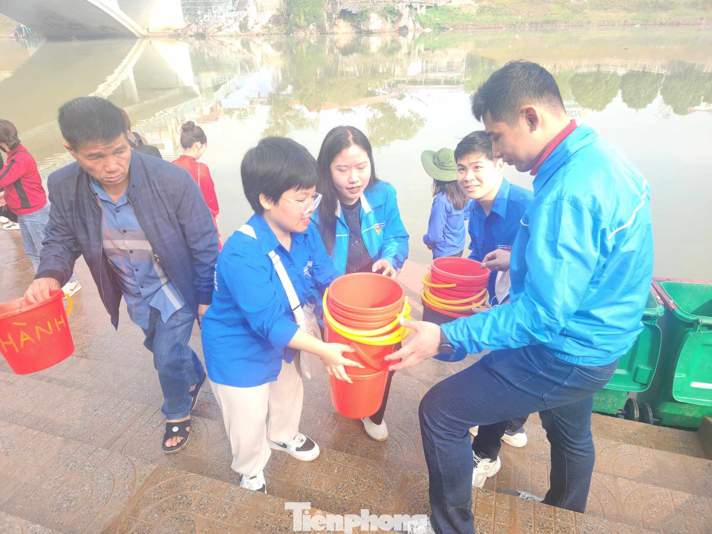 Đoàn viên, thanh niên hỗ trợ người dân thả cá. Ảnh: Duy Chiến Đoàn viên, thanh niên hỗ trợ người dân thả cá. Ảnh: Duy Chiến