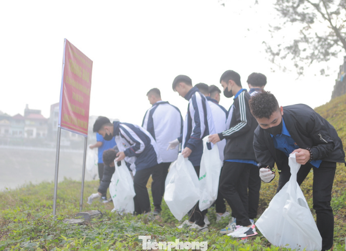 Học sinh, sinh viên tham gia vệ sinh, nhặt rác ven sông Kỳ Cùng. Ảnh: Duy Chiến Học sinh, sinh viên tham gia vệ sinh, nhặt rác ven sông Kỳ Cùng. Ảnh: Duy Chiến