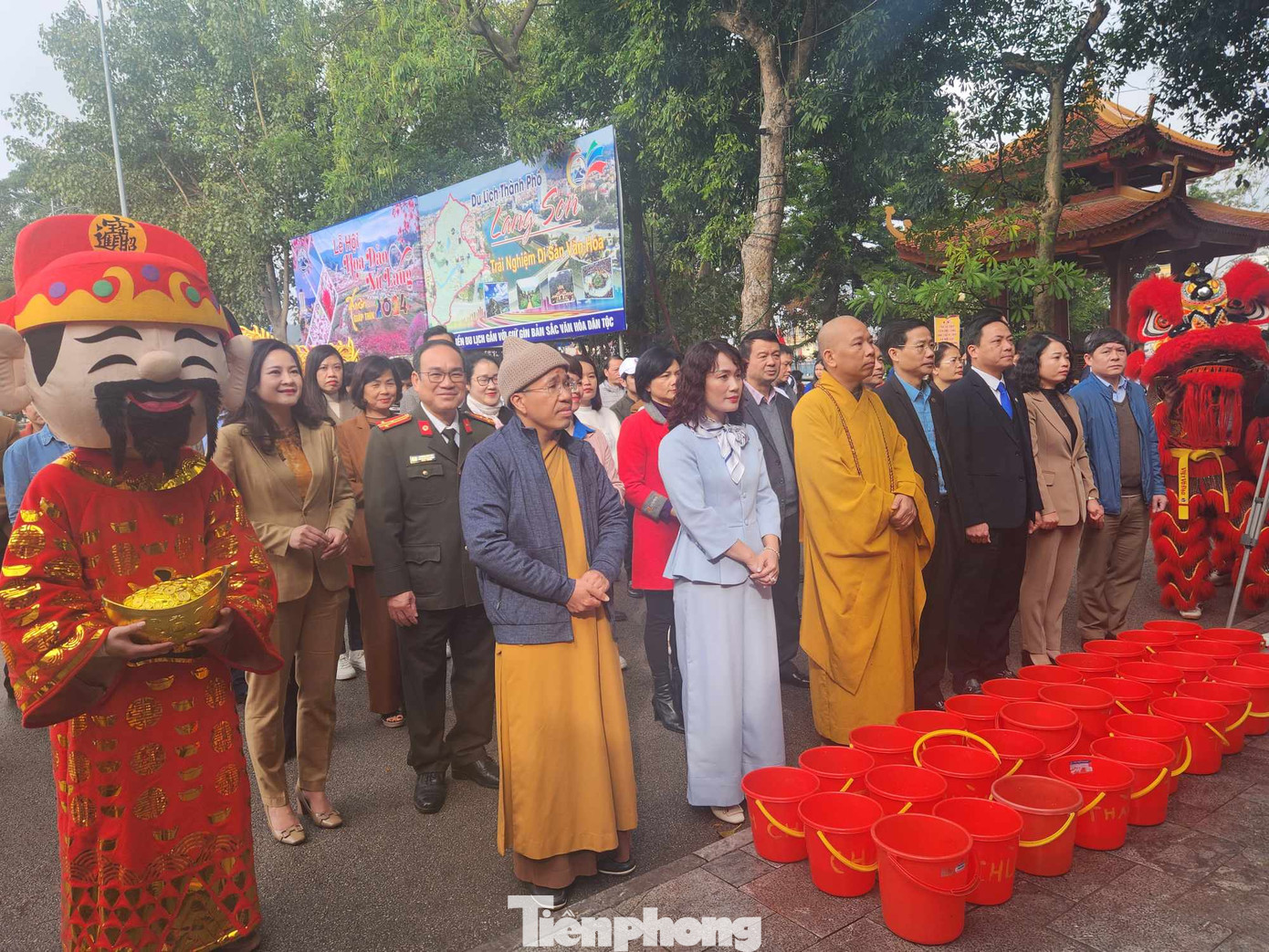 Nghi lễ ở Chùa Thành- thành phố Lạng Sơn trước khi phóng sinh cá xuống sông Kỳ Cùng. Ảnh: Duy Chiến Nghi lễ ở Chùa Thành- thành phố Lạng Sơn trước khi phóng sinh cá xuống sông Kỳ Cùng. Ảnh: Duy Chiến