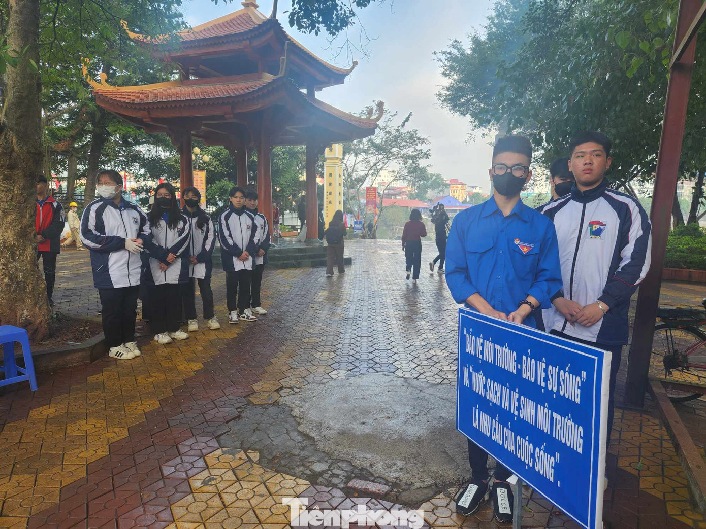 Trên địa bàn có gần 400 đoàn viên, thanh niên tình nguyện giúp người dân thả cá. Ảnh: Duy Chiến Trên địa bàn có gần 400 đoàn viên, thanh niên tình nguyện giúp người dân thả cá. Ảnh: Duy Chiến