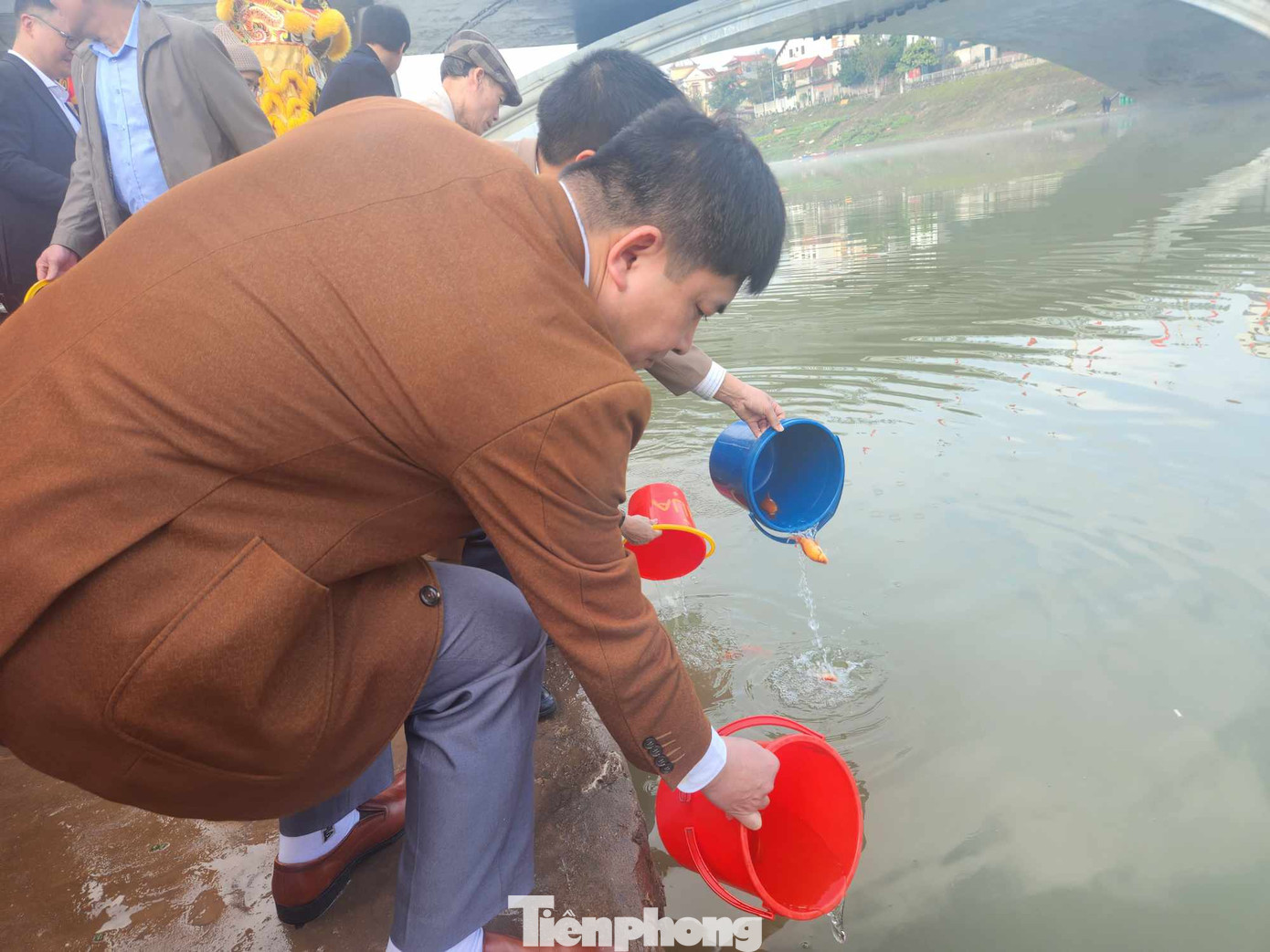 Người dân thả cá không dùng túi ni lon. Ảnh: Duy Chiến Người dân thả cá không dùng túi ni lon. Ảnh: Duy Chiến