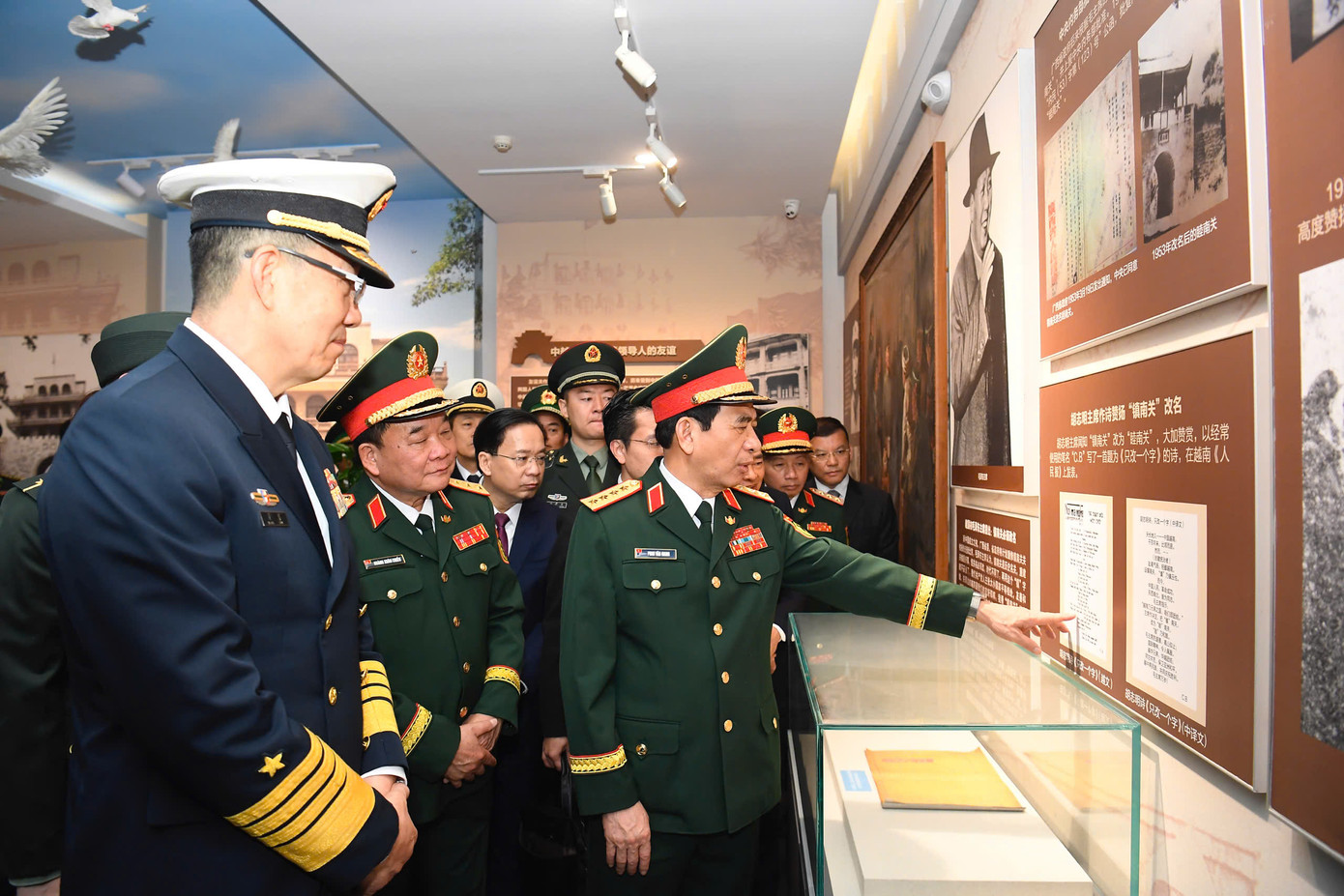 Thăm phòng truyền thống lực lượng vũ trang nước bạn.