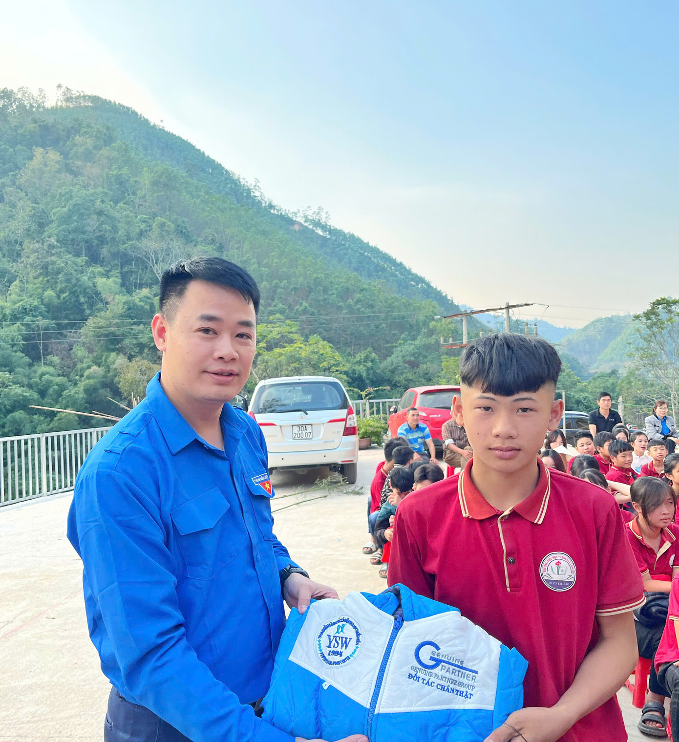 Anh Đoàn Thành Công - Phó Bí thư phụ trách Tỉnh Đoàn Lạng Sơn trao quà cho các em học sinh Lâm Sơn.