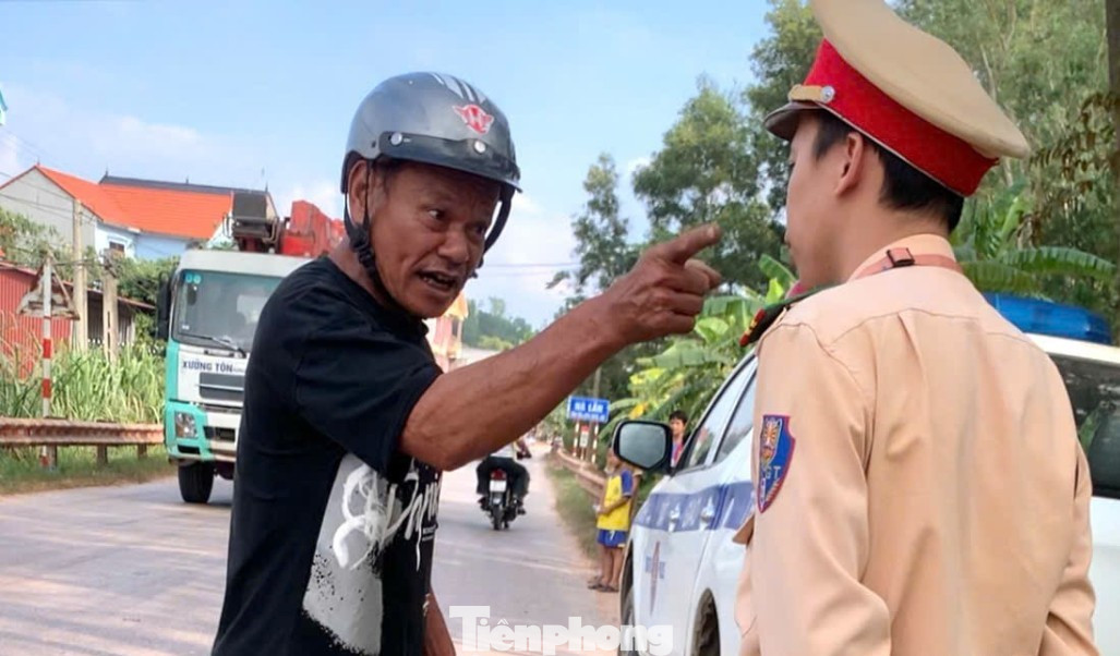 Hình ảnh ông Phạm Văn Từng chống đối lực lượng CSGT. Hình ảnh ông Phạm Văn Từng chống đối lực lượng CSGT.