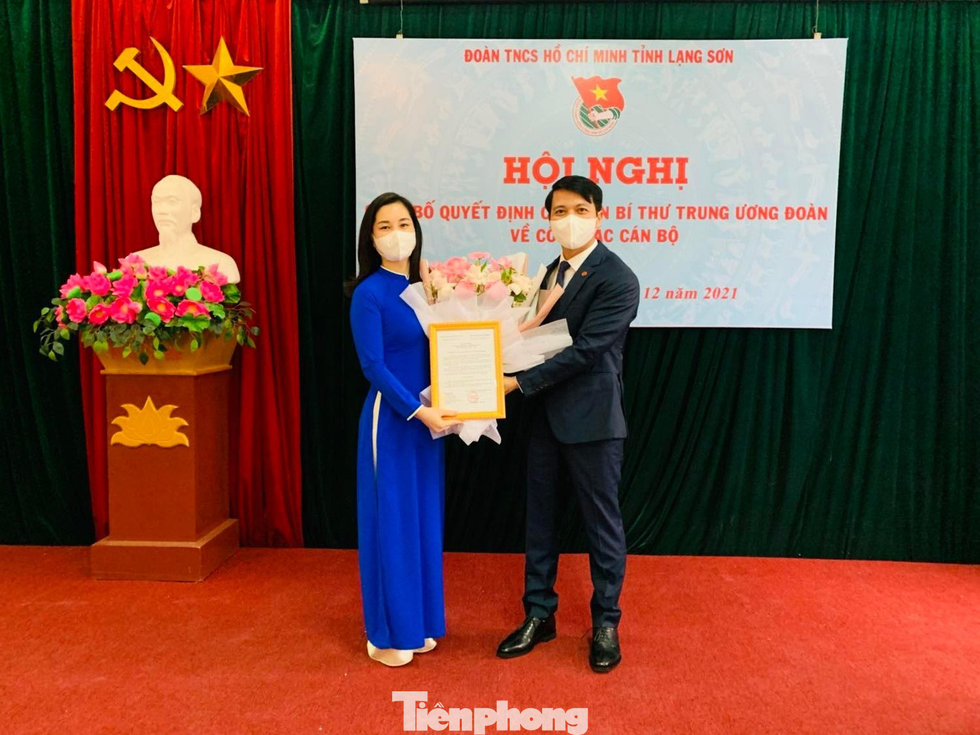 Chị Đinh Thị Anh Thư (trái) nhận Quyết định chuẩn y chức danh Bí thư Tỉnh đoàn Lạng Sơn - Ảnh: Duy Chiến