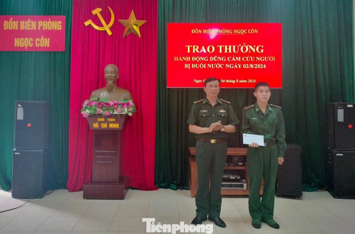 Chiến sỹ Lý Văn Vũ (bìa phải) nhận khen thưởng của lãnh đạo chỉ huy Đồn Biên phòng Ngọc Côn. Ảnh: D.G