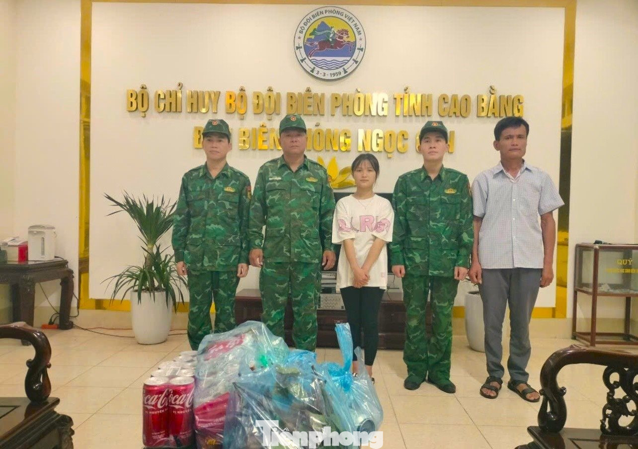 Gia đình nạn nhân đuối nước đến thăm, cảm ơn Đồn Biên phòng Ngọc Côn. Ảnh: CB