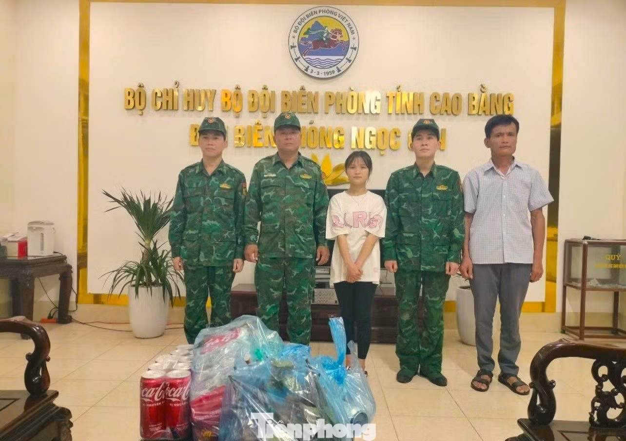 Gia đình nạn nhân đuối nước đến thăm, cảm ơn Đồn Biên phòng Ngọc Côn. Ảnh: CB