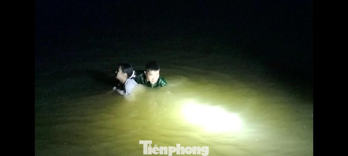 Vượt qua hiểm nguy, đêm tối, Binh nhất Lý Văn Vũ đã nỗ lực cứu người đuối nước. Ảnh: D.G