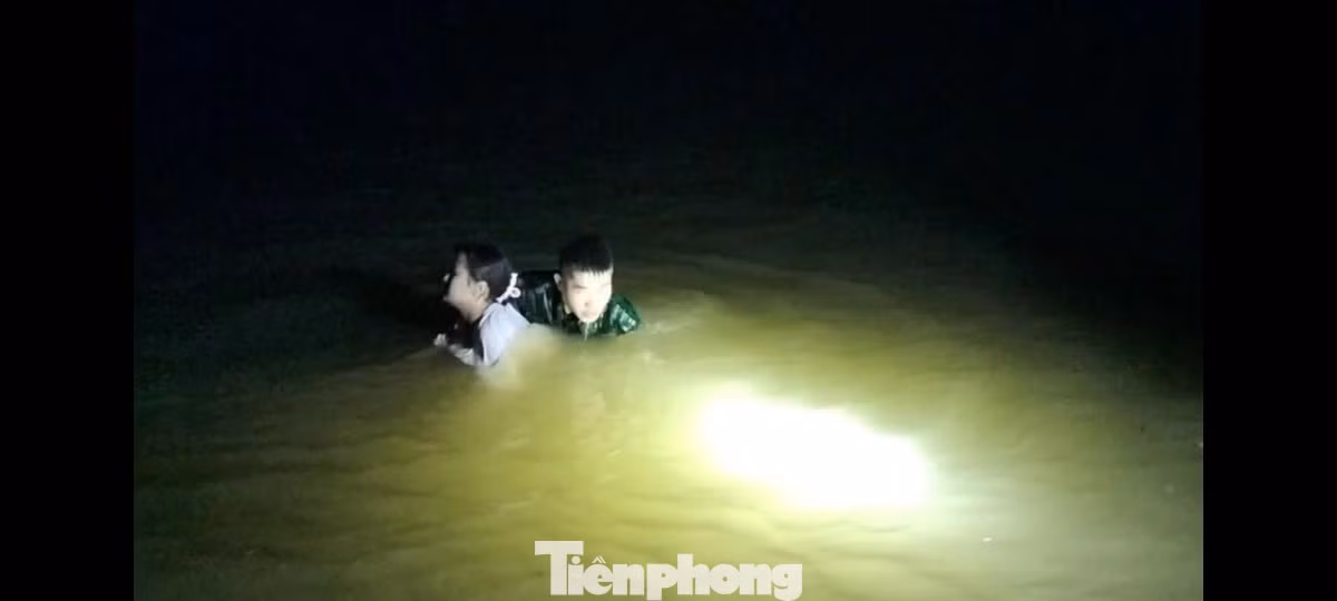 Vượt qua hiểm nguy, đêm tối, Binh nhất Lý Văn Vũ đã nỗ lực cứu người đuối nước. Ảnh: D.G