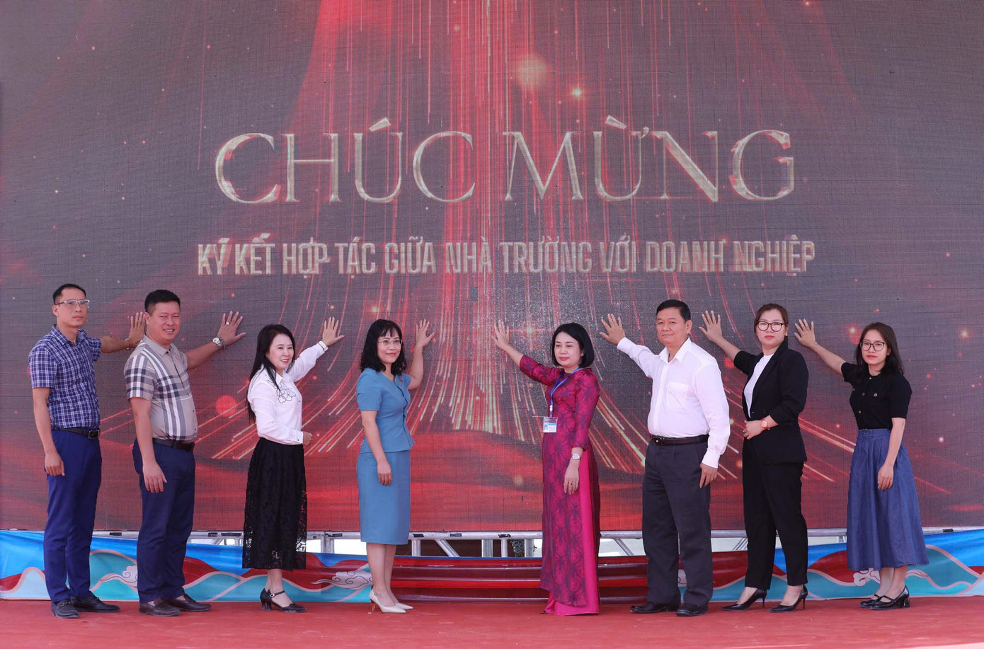 Kết nối với các doanh nghiệp để có nhiều cơ hội, việc làm cho học sinh, sinh viên.