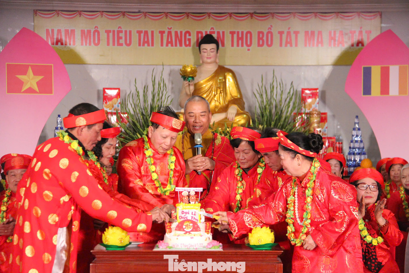 Nghi lễ cắt bánh sinh nhật mừng các cụ cao niên ở xứ Lạng. Nghi lễ cắt bánh sinh nhật mừng các cụ cao niên ở xứ Lạng.