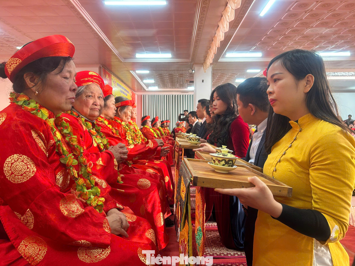 Nghi lễ dâng trà cho các bậc sinh thành. Nghi lễ dâng trà cho các bậc sinh thành.