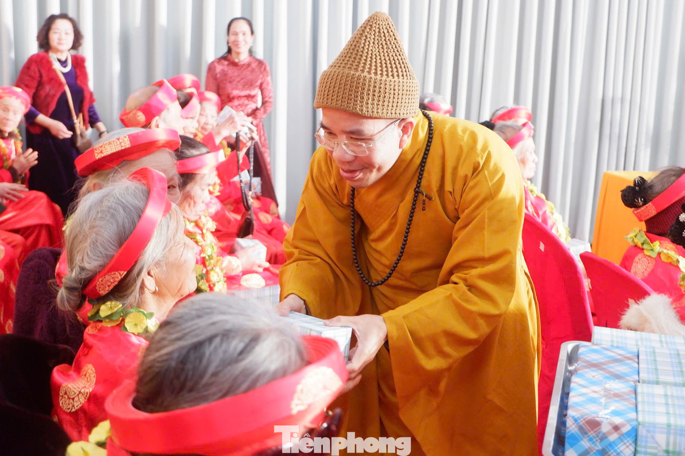 Đại đức Thích bản Chung, Phó ban Trị sự Giáo hội Phật giáo Việt Nam tỉnh Lạng Sơn trao quà cho các cụ. Đại đức Thích bản Chung, Phó ban Trị sự Giáo hội Phật giáo Việt Nam tỉnh Lạng Sơn trao quà cho các cụ.