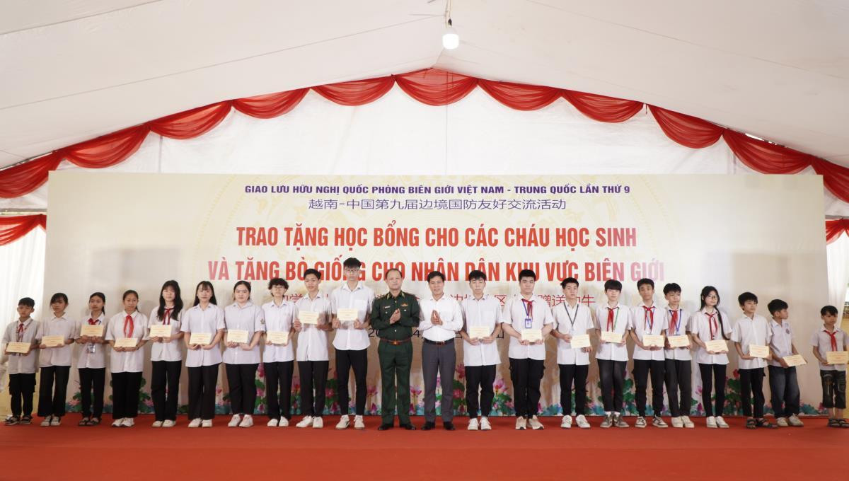 Trung tướng Nguyễn Anh Tuấn, Bí thư Đảng ủy, Chính ủy Bộ đội Biên phòng đã trực tiếp tặng 50 suất học bổng cho các cháu học sinh. Đồng thời, Bộ Quốc phòng Việt Nam xây tặng Trường Tiểu học Đồng Đăng (huyện Cao Lộc, Lạng Sơn) 12 phòng chức năng, trong đó có 1 phòng máy vi tính hiện đại.