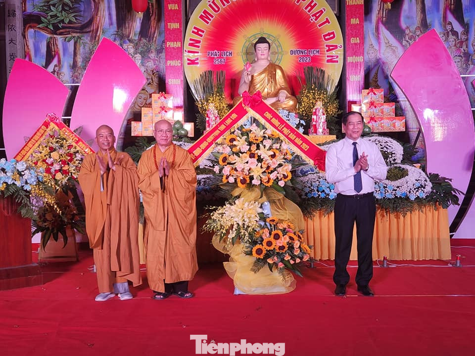 Lãnh đạo tỉnh Lạng Sơn tặng hoa chúc mừng Ban trị sự Giáo hội Phật giáo Việt Nam tỉnh Lạng Sơn. Ảnh: Duy Chiến.