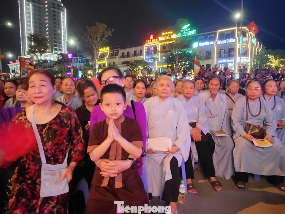 Tăng ni, phật tử hân hoan chào đón Đại lễ Phật đản 2023. Ảnh: Duy Chiến.