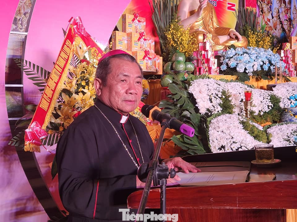 Giuse Châu Ngọc Tri đọc sứ điệp của Tòa thánh Vatican gửi Phật tử nhân Đại lễ Vesak 2023. Ảnh: Duy Chiến.