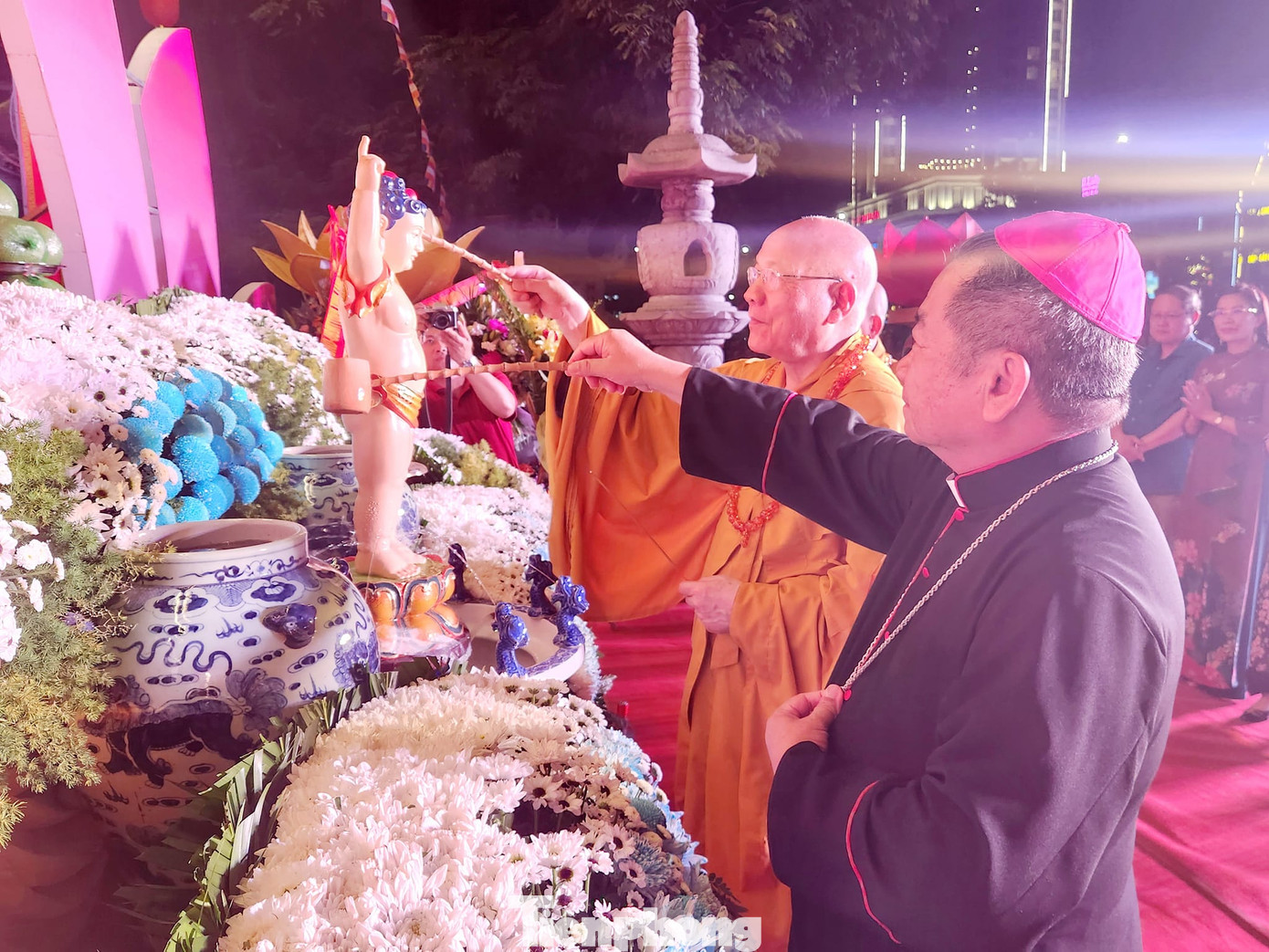 Nghi lễ tắm Phật truyền thống. Ảnh: Duy Chiến.