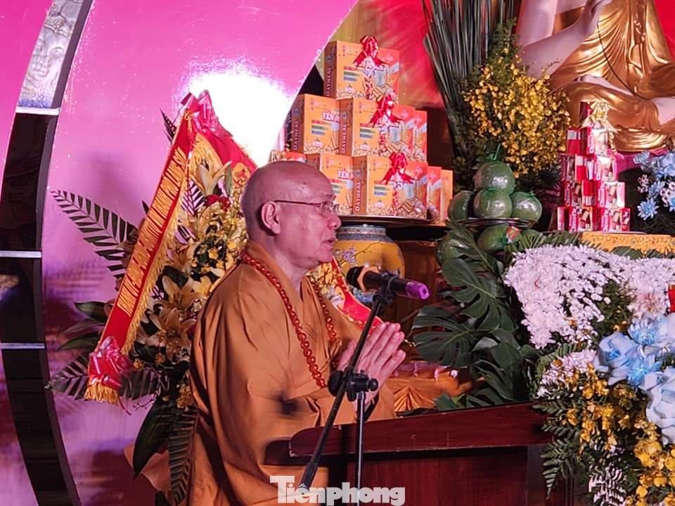 Hòa thượng Thích Quảng Tùng trân trọng đọc Thông điệp Phật đản. Ảnh: Duy Chiến.