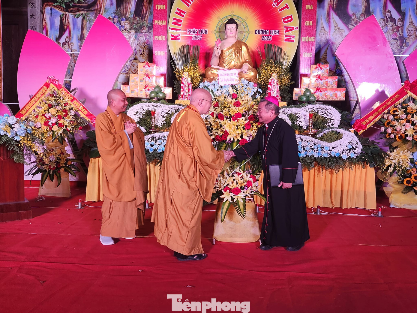 Đức Giám mục, Giuse Châu Ngọc Tri (bìa phải) tặng hoa chúc mừng Đại lễ Phật đản. Ảnh: Duy Chiến.