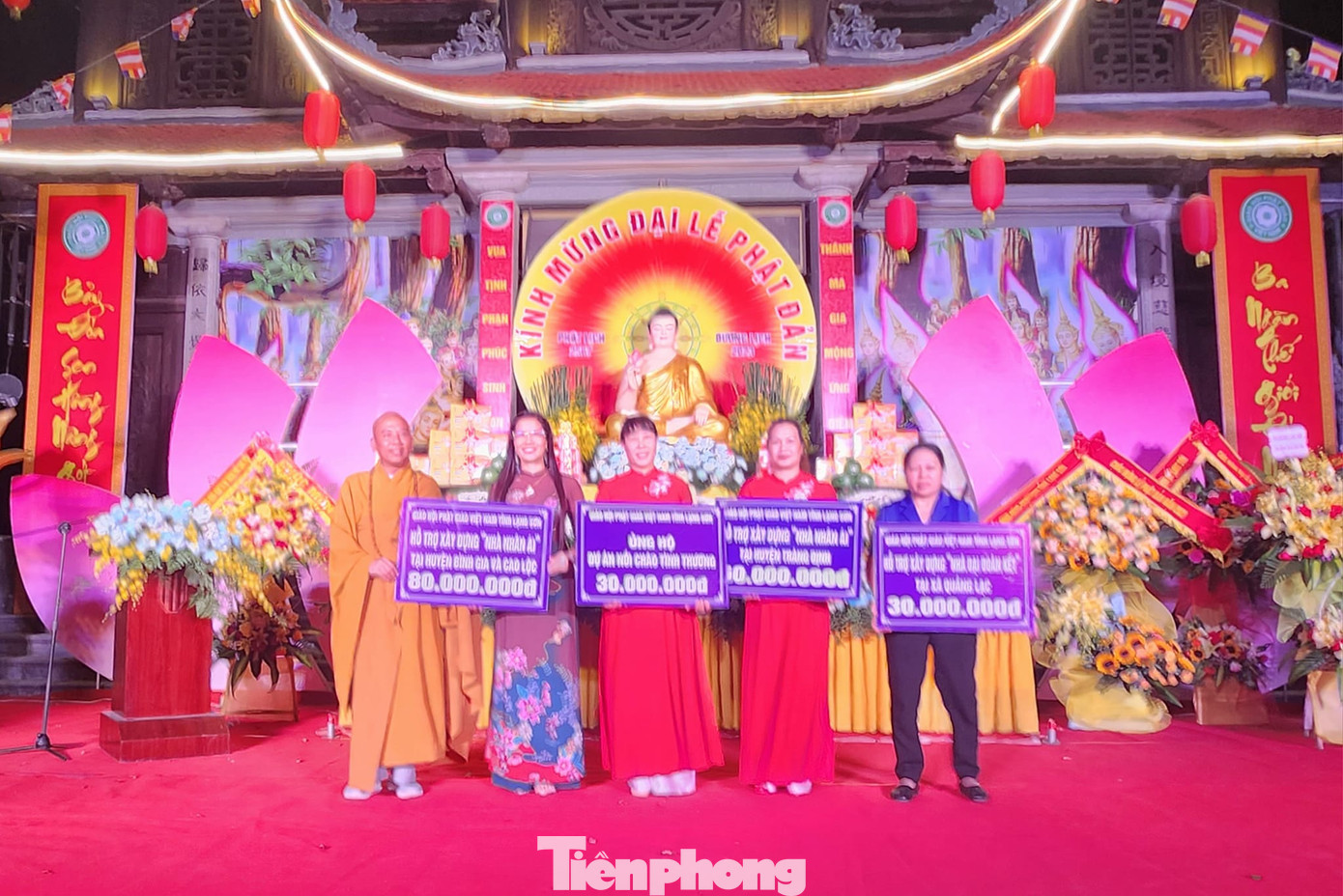 Trao biển tượng trưng ủng hộ các chương trình từ thiện, nhân đạo, an sinh xã hội trên địa bàn Lạng Sơn. Ảnh: Duy Chiến.