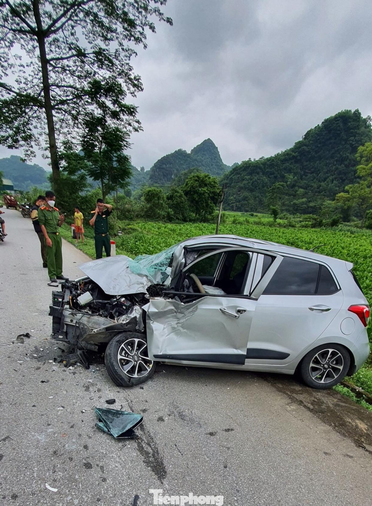 Vụ tai nạn hy hữu từ núi cao ven đường quốc lộ làm chiếc xe hư hỏng nặng -Ảnh: CB