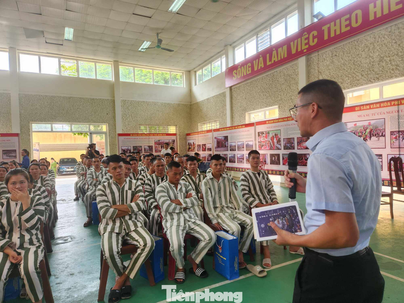 Diễn giả Nguyễn Quốc Vương nói chuyện chủ đề "Chọn một con đường, chọn một lối đi".