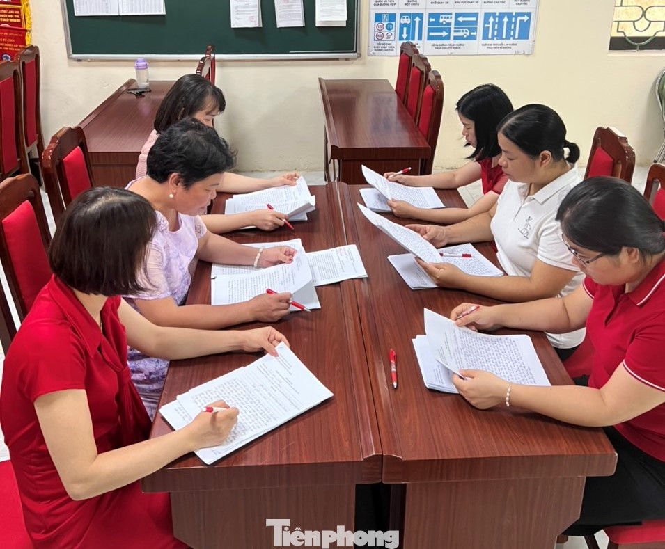 Ban tổ chức, Ban giám khảo cuộc thi nghiêm túc và chọn ra 17 bài xuất sắc để trao giải. Ảnh: Duy Chiến