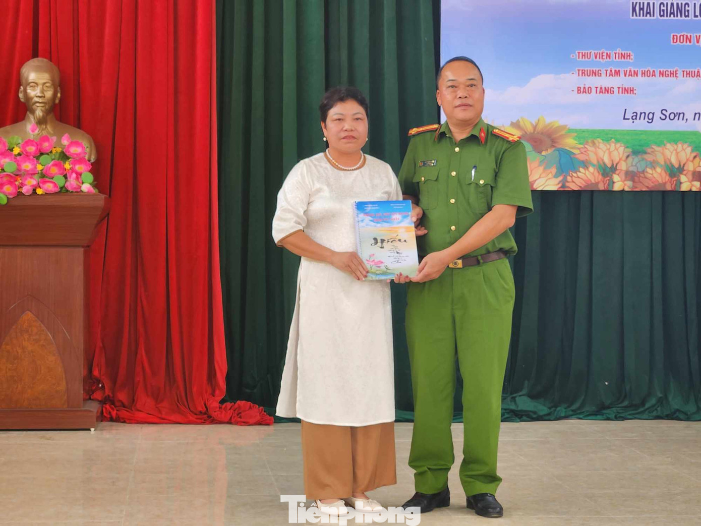 Ban tổ chức cuộc thi trao Tập in các bức thư có chất lượng "Viết thư cho người thân yêu nhất". Ảnh: Duy Chiến