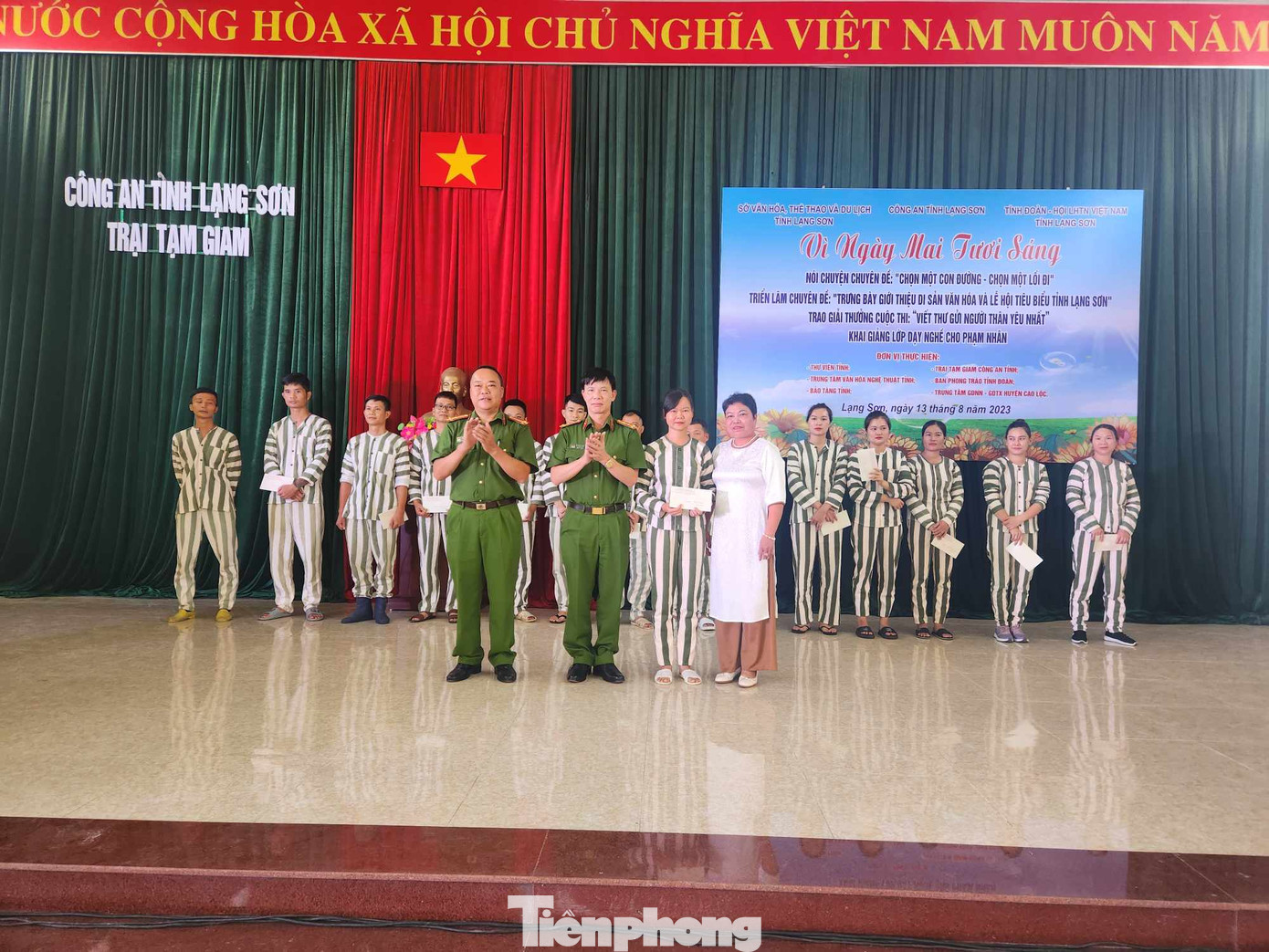 Trao giải cuộc thi "Viết thư cho người thân yêu". Ảnh: Duy Chiến